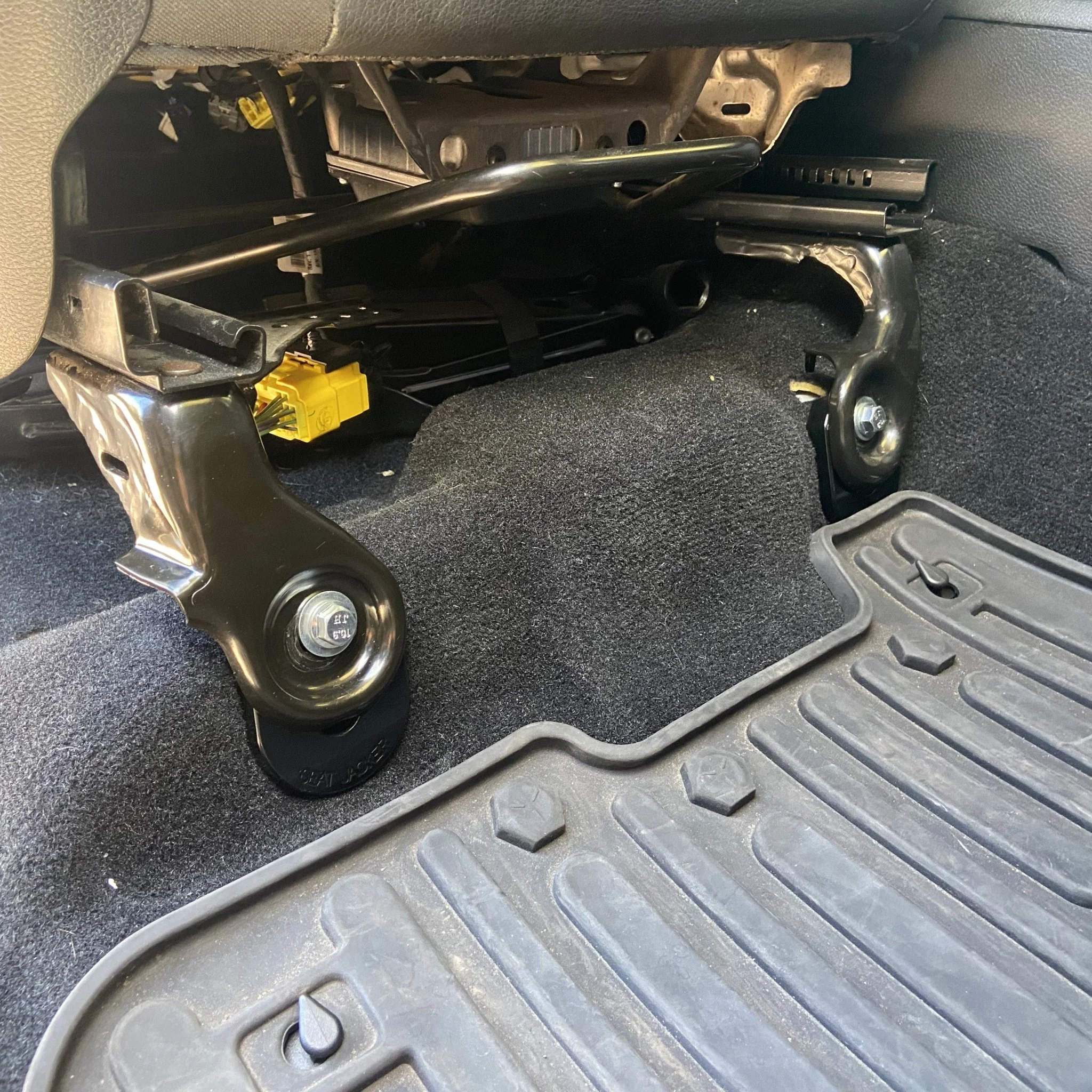 RAM ADJUSTABLE FRONT SEAT JACKERS® (2500 AND 3500) - Image 4